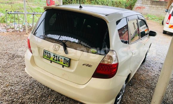 Nunua Ilio tumika Honda FIT White Gari ndani ya Manzini nchini Manzini Nunua Ilio tumika Honda FIT White Gari ndani ya Manzini nchini Manzini