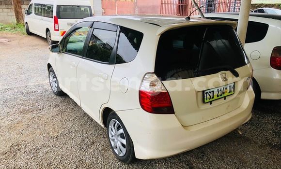 Nunua Ilio tumika Honda FIT White Gari ndani ya Manzini nchini Manzini Nunua Ilio tumika Honda FIT White Gari ndani ya Manzini nchini Manzini