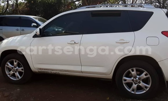 Nunua Ilio tumika Toyota RAV4 White Gari ndani ya Kwaluseni nchini Manzini Nunua Ilio tumika Toyota RAV4 White Gari ndani ya Kwaluseni nchini Manzini