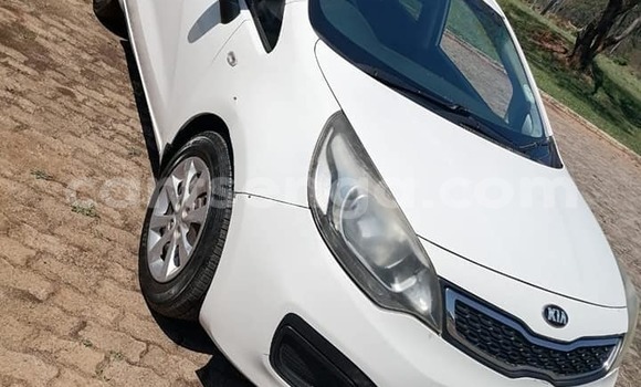 Nunua Ilio tumika Kia Rio White Gari ndani ya Kwaluseni nchini Manzini Nunua Ilio tumika Kia Rio White Gari ndani ya Kwaluseni nchini Manzini