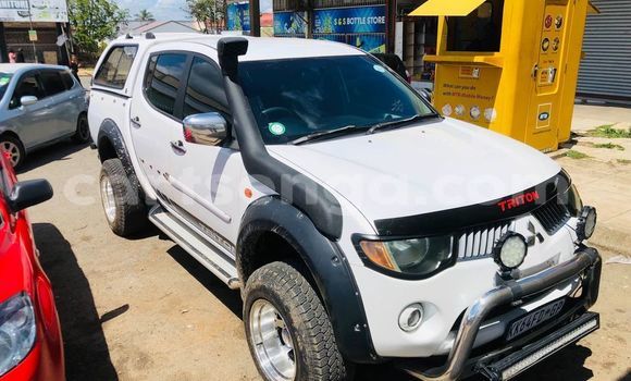 Nunua Ilio tumika Mitsubishi Triton White Gari ndani ya Kwaluseni nchini Manzini Nunua Ilio tumika Mitsubishi Triton White Gari ndani ya Kwaluseni nchini Manzini