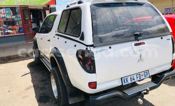 Nunua Ilio tumika Mitsubishi Triton White Gari ndani ya Kwaluseni nchini Manzini Nunua Ilio tumika Mitsubishi Triton White Gari ndani ya Kwaluseni nchini Manzini