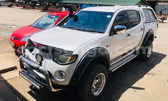 Nunua Ilio tumika Mitsubishi Triton White Gari ndani ya Kwaluseni nchini Manzini Nunua Ilio tumika Mitsubishi Triton White Gari ndani ya Kwaluseni nchini Manzini