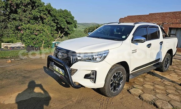 Nunua Ilio tumika Toyota Hilux White Gari ndani ya Hlatikulu nchini Wilaya ya Shiselweni
