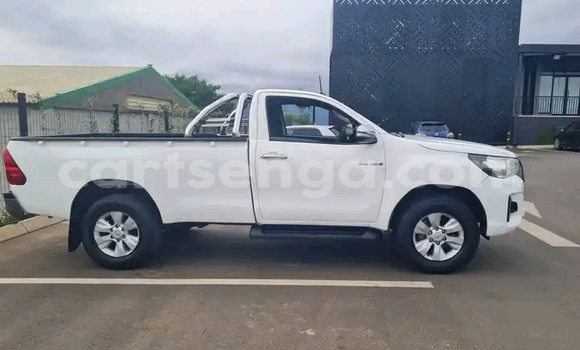 Nunua Ilio tumika Toyota Hilux White Gari ndani ya Mbabane nchini Manzini