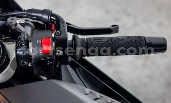 Nunua Ilio tumika Yamaha YZF Black Bike ndani ya Manzini nchini Manzini Nunua Ilio tumika Yamaha YZF Black Bike ndani ya Manzini nchini Manzini