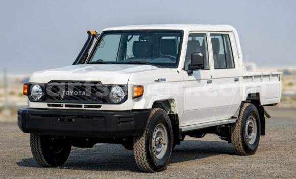 Buy Used Toyota Land Cruiser White Car in Mondi in Hhohho