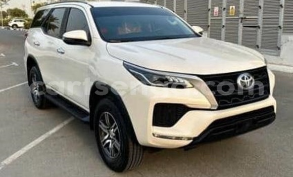 Nunua Ilio tumika Toyota Fortuner White Gari ndani ya Mondi nchini Hhohho