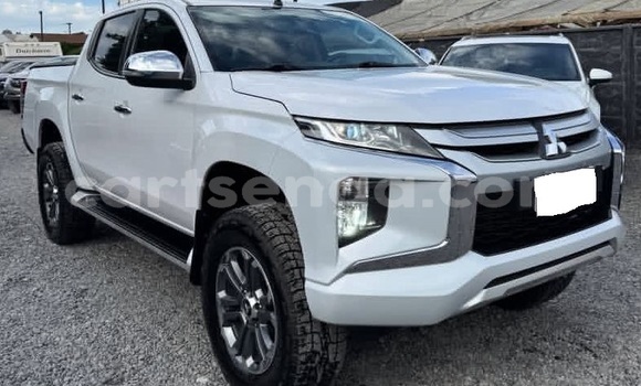 Nunua Ilio tumika Mitsubishi L200 White Gari ndani ya Mondi nchini Hhohho