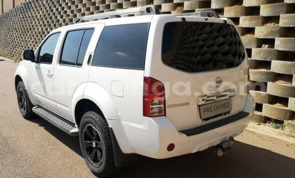 Nunua Ilio tumika Nissan Pathfinder White Gari ndani ya Big Bend nchini Lubombo Nunua Ilio tumika Nissan Pathfinder White Gari ndani ya Big Bend nchini Lubombo