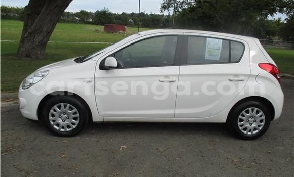 Buy Used Hyundai i20 White Car in Manzini in Swaziland Buy Used Hyundai i20 White Car in Manzini in Swaziland