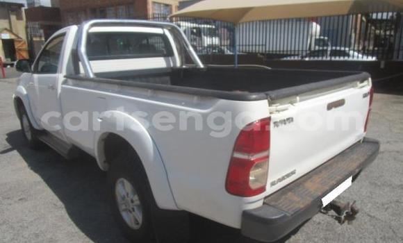 Nunua Ilio tumika Toyota Hilux White Gari ndani ya Manzini nchini Manzini Nunua Ilio tumika Toyota Hilux White Gari ndani ya Manzini nchini Manzini