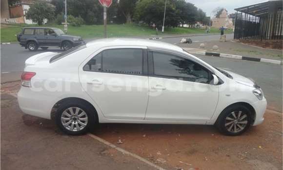 Buy Used Toyota Yaris White Car in Bhunya in Manzini Buy Used Toyota Yaris White Car in Bhunya in Manzini