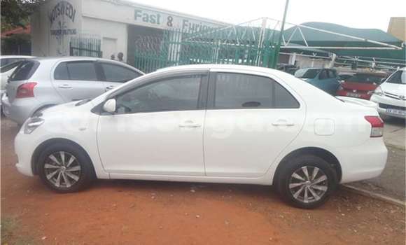 Buy Used Toyota Yaris White Car in Bhunya in Manzini Buy Used Toyota Yaris White Car in Bhunya in Manzini