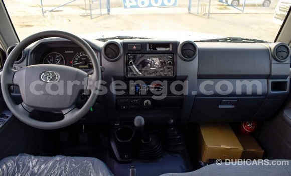 Buy Import Toyota Pickup White Car in Import - Dubai in Hhohho Buy Import Toyota Pickup White Car in Import - Dubai in Hhohho