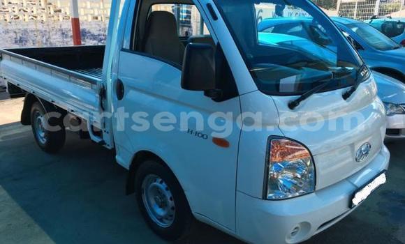 Buy Used Hyundai H200 White Truck in Import - Dubai in Hhohho