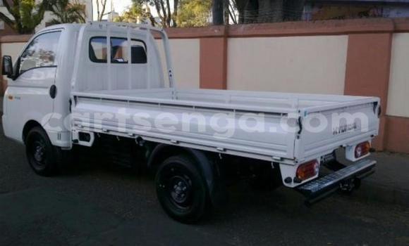 Acheter Occasion Utilitaire Hyundai H200 Blanc à Import - Dubai, Hhohho Acheter Occasion Utilitaire Hyundai H200 Blanc à Import - Dubai, Hhohho