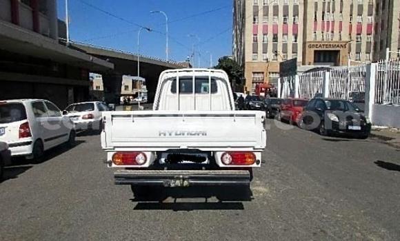 Acheter Occasion Utilitaire Hyundai H200 Blanc à Import - Dubai, Hhohho Acheter Occasion Utilitaire Hyundai H200 Blanc à Import - Dubai, Hhohho