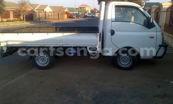 Acheter Occasion Utilitaire Hyundai H200 Blanc à Import - Dubai, Hhohho Acheter Occasion Utilitaire Hyundai H200 Blanc à Import - Dubai, Hhohho