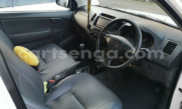 Buy Used Toyota Hilux White Car in Lobamba in Manzini Buy Used Toyota Hilux White Car in Lobamba in Manzini