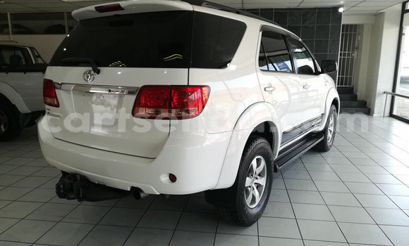 Acheter Occasion Voiture Toyota Fortuner Blanc à Ezulwini, Hhohho Acheter Occasion Voiture Toyota Fortuner Blanc à Ezulwini, Hhohho
