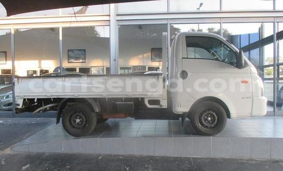 Nunua Ilio tumika Hyundai H200 White Gari ndani ya Big Bend nchini Lubombo Nunua Ilio tumika Hyundai H200 White Gari ndani ya Big Bend nchini Lubombo