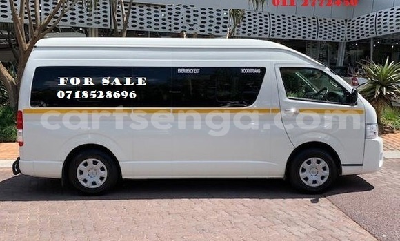 Nunua Ilio tumika Toyota HiAce White Lori ndani ya Import - Dubai nchini Hhohho Nunua Ilio tumika Toyota HiAce White Lori ndani ya Import - Dubai nchini Hhohho