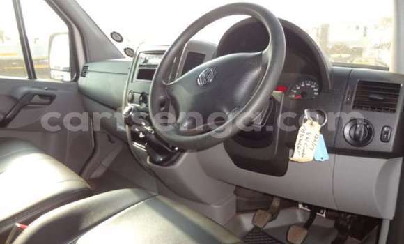 Buy Used Volkswagen Caravelle White Car in Bhunya in Manzini Buy Used Volkswagen Caravelle White Car in Bhunya in Manzini