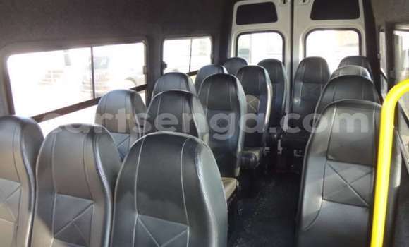 Buy Used Volkswagen Caravelle White Car in Bhunya in Manzini Buy Used Volkswagen Caravelle White Car in Bhunya in Manzini