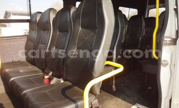 Buy Used Volkswagen Caravelle White Car in Bhunya in Manzini Buy Used Volkswagen Caravelle White Car in Bhunya in Manzini