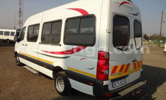 Buy Used Volkswagen Caravelle White Car in Bhunya in Manzini Buy Used Volkswagen Caravelle White Car in Bhunya in Manzini