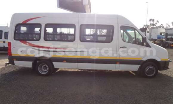 Buy Used Volkswagen Caravelle White Car in Bhunya in Manzini Buy Used Volkswagen Caravelle White Car in Bhunya in Manzini