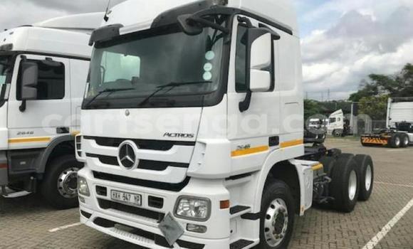 Buy Used Iveco Trakker 440 White Truck in Import - Dubai in Hhohho Buy Used Iveco Trakker 440 White Truck in Import - Dubai in Hhohho