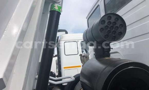 Nunua Ilio tumika Iveco Trakker 440 White Lori ndani ya Manzini nchini Manzini Nunua Ilio tumika Iveco Trakker 440 White Lori ndani ya Manzini nchini Manzini