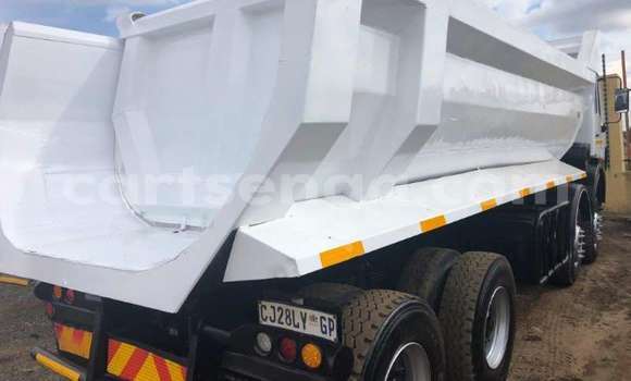 Nunua Ilio tumika Iveco Trakker 440 White Lori ndani ya Manzini nchini Manzini Nunua Ilio tumika Iveco Trakker 440 White Lori ndani ya Manzini nchini Manzini