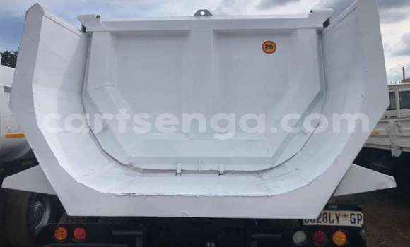 Nunua Ilio tumika Iveco Trakker 440 White Lori ndani ya Manzini nchini Manzini Nunua Ilio tumika Iveco Trakker 440 White Lori ndani ya Manzini nchini Manzini
