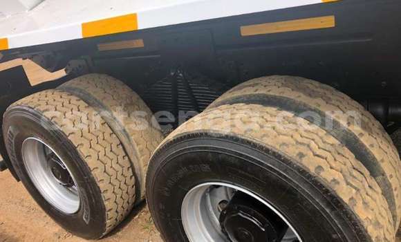 Nunua Ilio tumika Iveco Trakker 440 White Lori ndani ya Manzini nchini Manzini Nunua Ilio tumika Iveco Trakker 440 White Lori ndani ya Manzini nchini Manzini