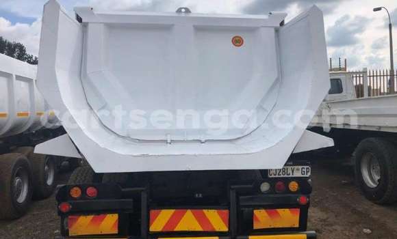 Nunua Ilio tumika Iveco Trakker 440 White Lori ndani ya Manzini nchini Manzini Nunua Ilio tumika Iveco Trakker 440 White Lori ndani ya Manzini nchini Manzini