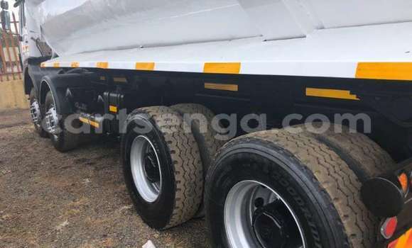 Nunua Ilio tumika Iveco Trakker 440 White Lori ndani ya Manzini nchini Manzini Nunua Ilio tumika Iveco Trakker 440 White Lori ndani ya Manzini nchini Manzini
