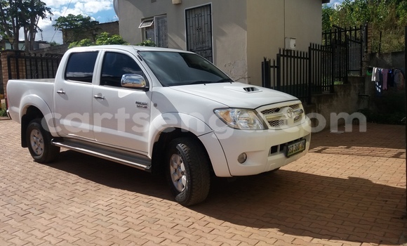 Buy Used Toyota Hilux White Car in Nhlangano in Swaziland Buy Used Toyota Hilux White Car in Nhlangano in Swaziland