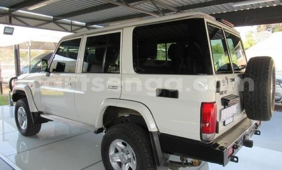 Buy Used Toyota Land Cruiser Beige Car in Mbabane in Manzini Buy Used Toyota Land Cruiser Beige Car in Mbabane in Manzini