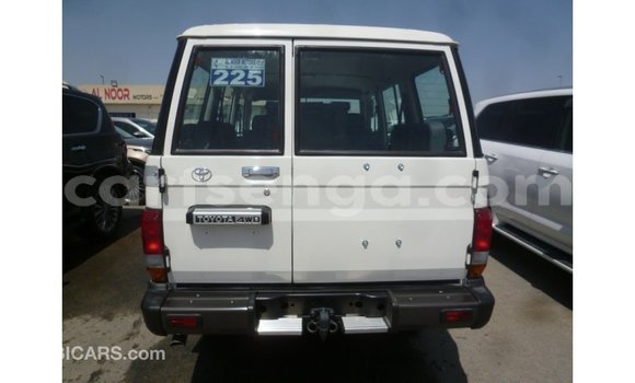 Acheter Import Voiture Toyota Land Cruiser Blanc à Import - Dubai, Hhohho Acheter Import Voiture Toyota Land Cruiser Blanc à Import - Dubai, Hhohho