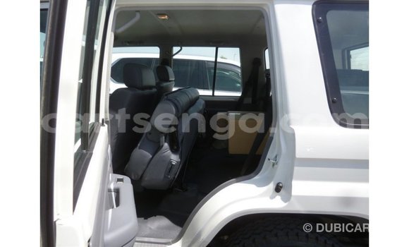 Acheter Import Voiture Toyota Land Cruiser Blanc à Import - Dubai, Hhohho Acheter Import Voiture Toyota Land Cruiser Blanc à Import - Dubai, Hhohho