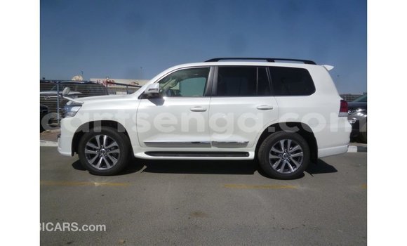 Acheter Import Voiture Toyota Land Cruiser Blanc à Import - Dubai, Hhohho Acheter Import Voiture Toyota Land Cruiser Blanc à Import - Dubai, Hhohho
