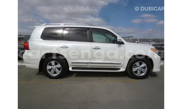 Acheter Import Voiture Toyota Land Cruiser Blanc à Import - Dubai, Hhohho Acheter Import Voiture Toyota Land Cruiser Blanc à Import - Dubai, Hhohho