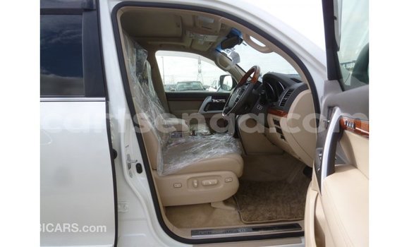 Acheter Import Voiture Toyota Land Cruiser Blanc à Import - Dubai, Hhohho Acheter Import Voiture Toyota Land Cruiser Blanc à Import - Dubai, Hhohho