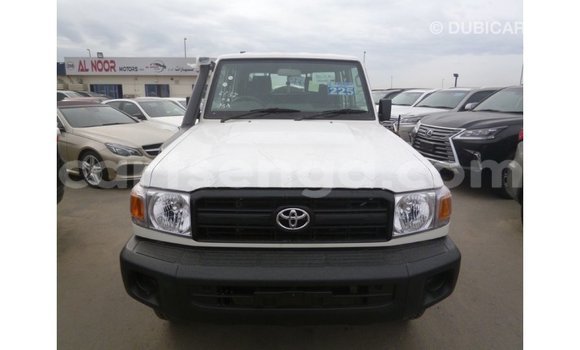 Acheter Import Voiture Toyota Land Cruiser Blanc à Import - Dubai, Hhohho Acheter Import Voiture Toyota Land Cruiser Blanc à Import - Dubai, Hhohho