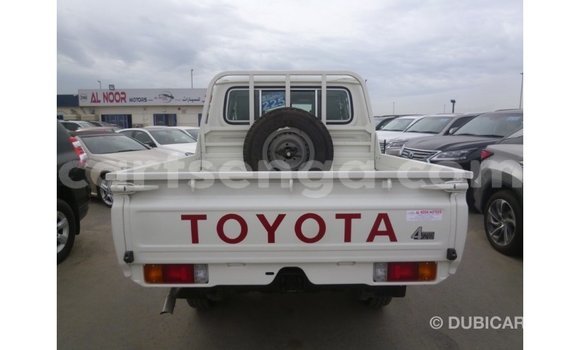 Acheter Import Voiture Toyota Land Cruiser Blanc à Import - Dubai, Hhohho Acheter Import Voiture Toyota Land Cruiser Blanc à Import - Dubai, Hhohho