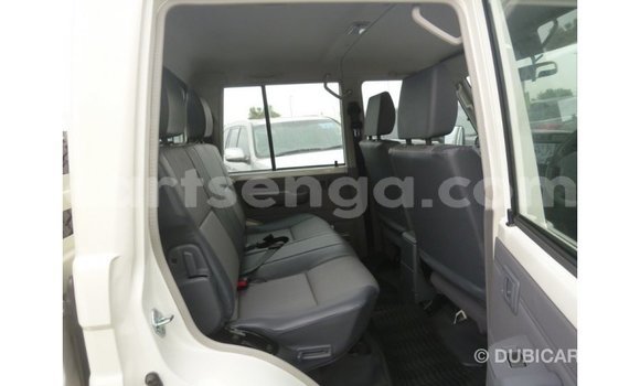Acheter Import Voiture Toyota Land Cruiser Blanc à Import - Dubai, Hhohho Acheter Import Voiture Toyota Land Cruiser Blanc à Import - Dubai, Hhohho
