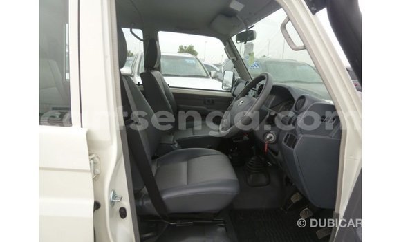 Acheter Import Voiture Toyota Land Cruiser Blanc à Import - Dubai, Hhohho Acheter Import Voiture Toyota Land Cruiser Blanc à Import - Dubai, Hhohho